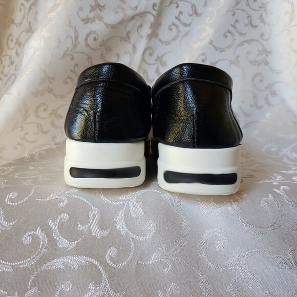 Never worn, Like New.  H monogram Boat Shoes. Black with Gold H - Picture 6 of 7